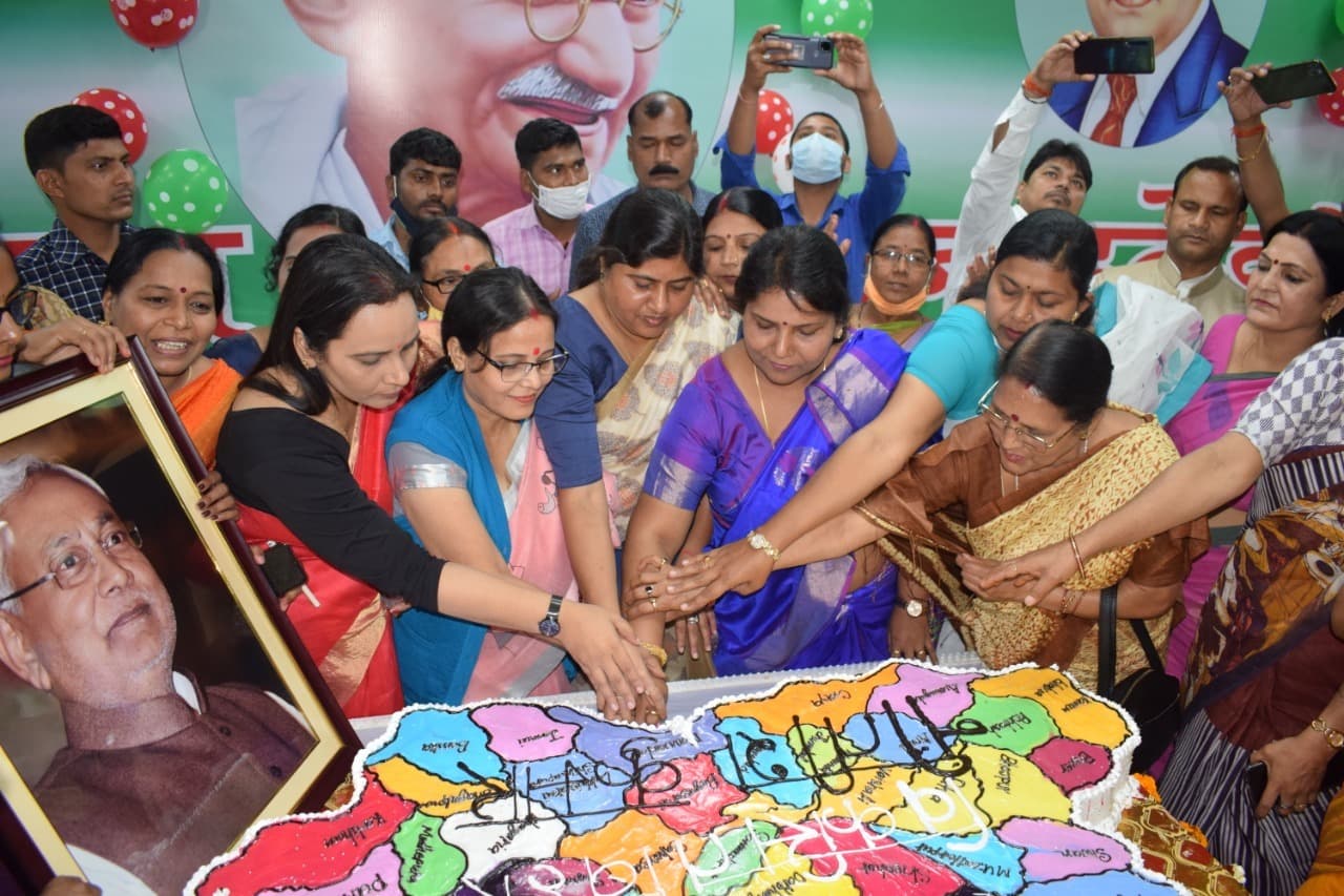 कम दिनों में सबसे ज़्यादा बार मुख्यमंत्री बनने का किया जिक्र, तेजस्वी और तेजप्रताप ने ऐसे दी नीतीश कुमार को जन्मदिवस की बधाई...