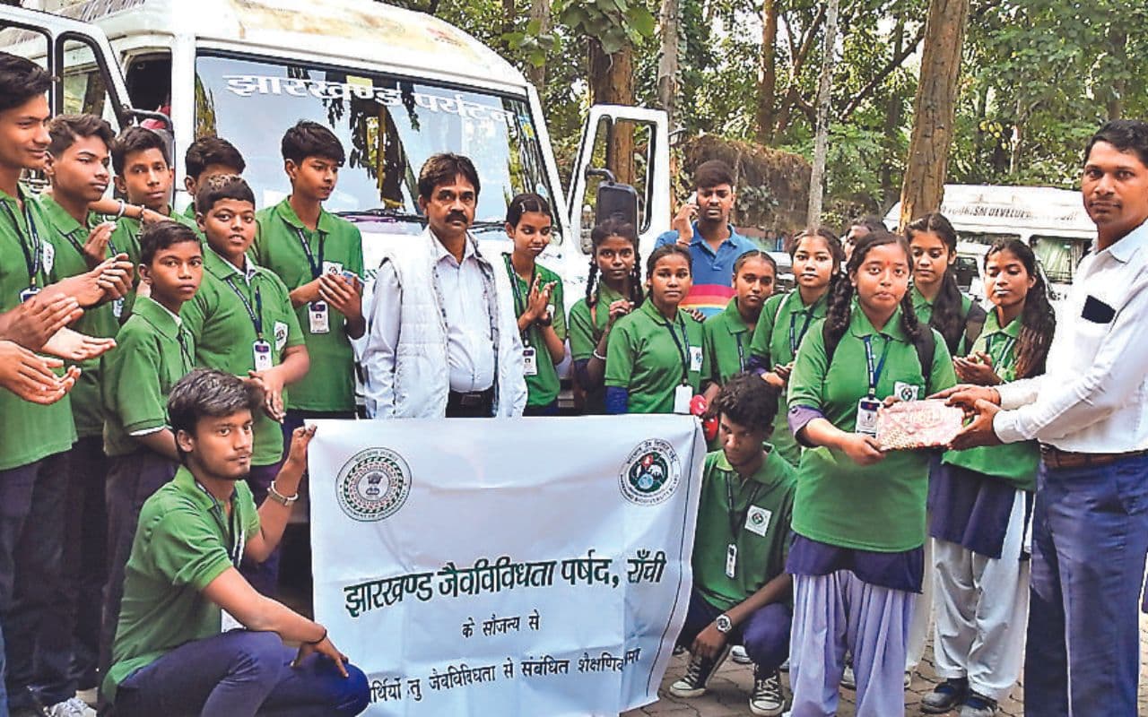 फ्लोरा-फॉना से परिचित होंगे सरकारी स्कूलों के बच्चे, नेचर ट्रेल से जुड़कर हासिल कर रहे जैव विविधता की जानकारी