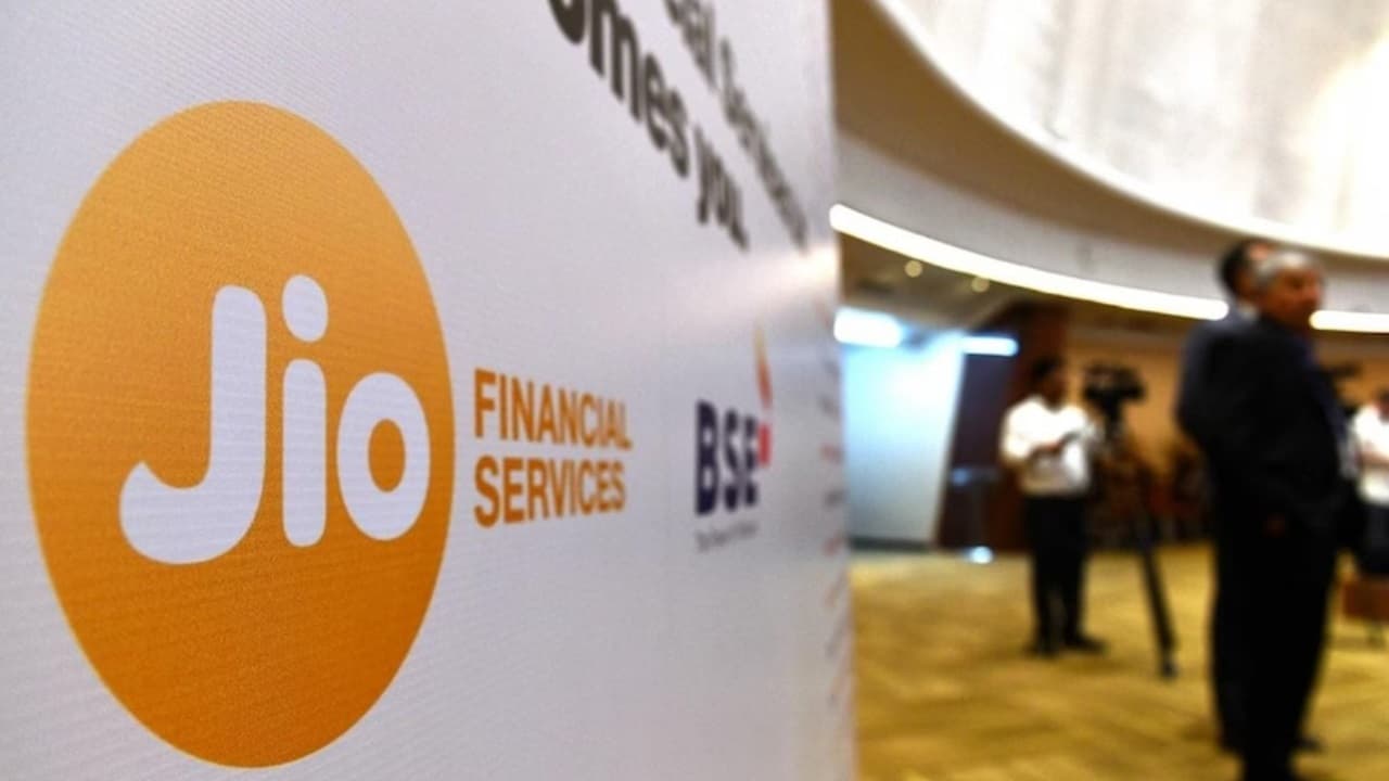 Jio Financial Services: छह महीने में 5.24 प्रतिशत टूटा है रिलायंस का ये शेयर, विशेषज्ञों ने दी ये सलाह