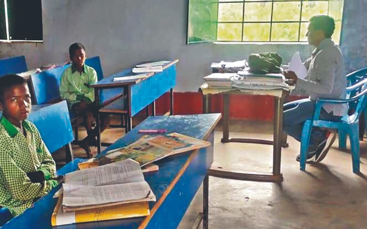 साहिबगंज में शिक्षा व्यवस्था की खुली पोल, 100 बच्चों का एडमिशन लेकिन केवल दो उपस्थित