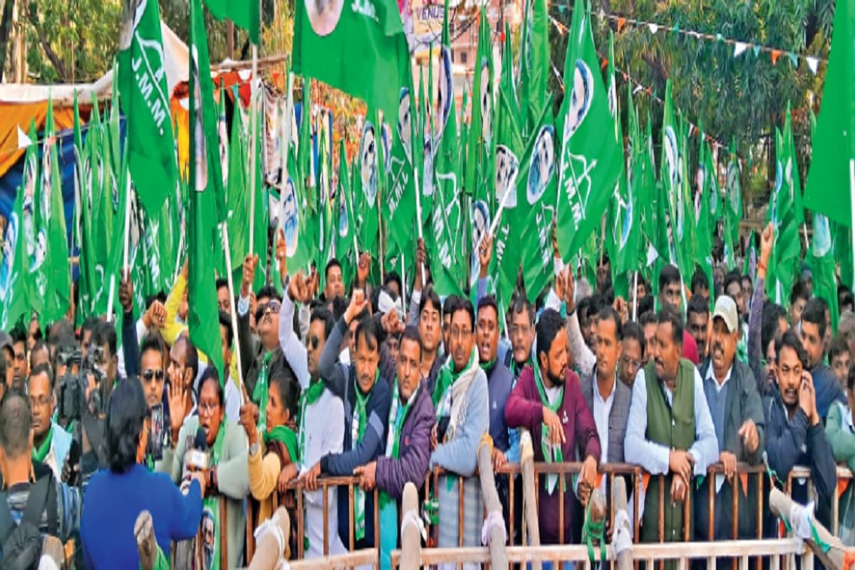 ईडी की कार्रवाई पर झामुमो कार्यकर्ताओं ने निकाला राजभवन मार्च, कहा- केंद्रीय एजेंसियों का दुरुपयोग बंद हो