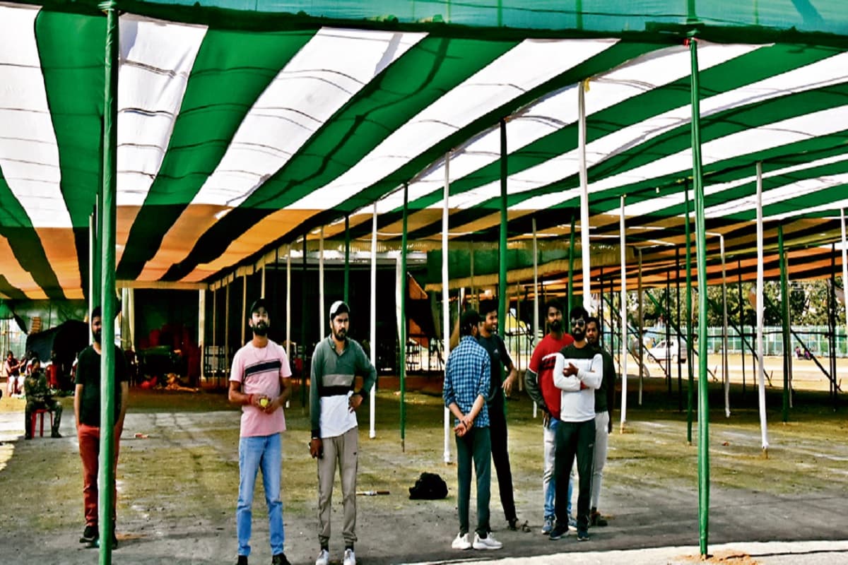 झामुमो के स्थापना दिवस समारोह को ले पोस्टर-बैनर से पटा धनबाद