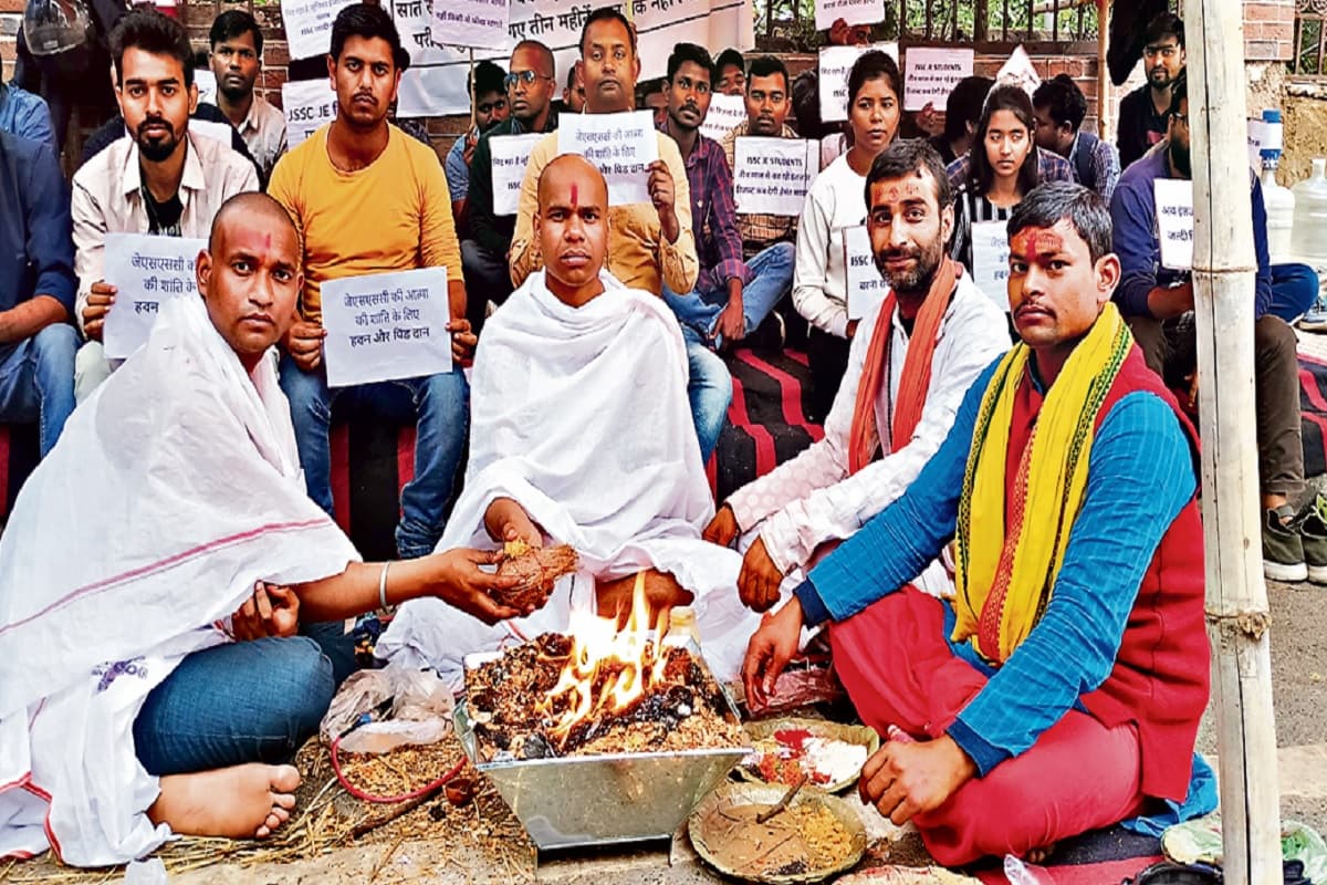 JE परीक्षा के अभ्यर्थियों ने किया JSSC का हवन व पिंडदान, आज होगा मृत्युभोज का आयोजन