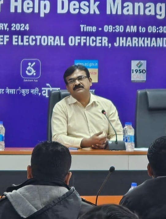 झारखंड के मुख्य चुनाव अधिकरी के रवि ने किया नक्सल प्रभावित इलाके का दौरा, दिया ये संदेश