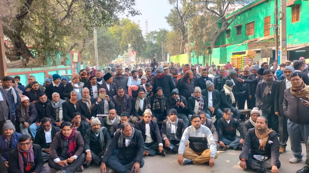 बिहार: कैमूर सड़क हादसे में अधिवक्ता की मौत, चार लोग गंभीर रूप से घायल, आक्रोशित वकीलों ने काटा बवाल