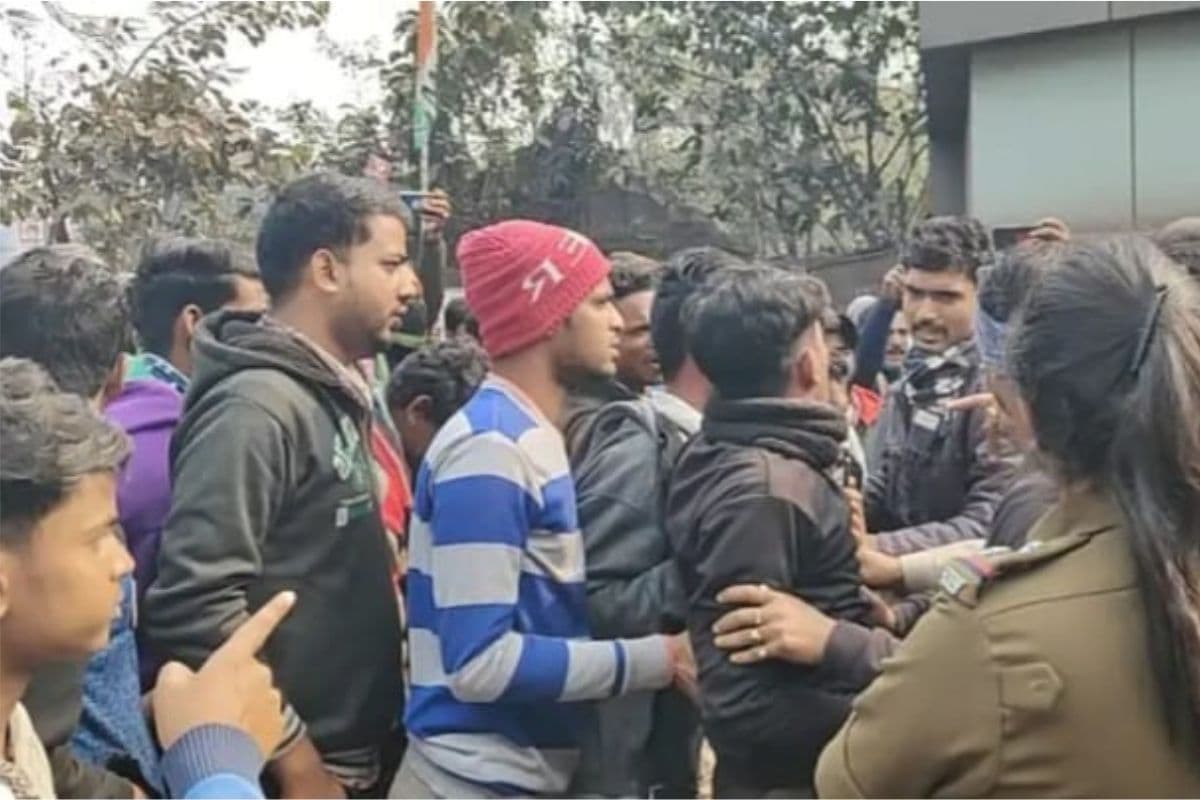 West Bengal : कांकसा लौह फैक्टरी के बाहर प्रदूषण के खिलाफ ग्रामीणों ने किया प्रदर्शन