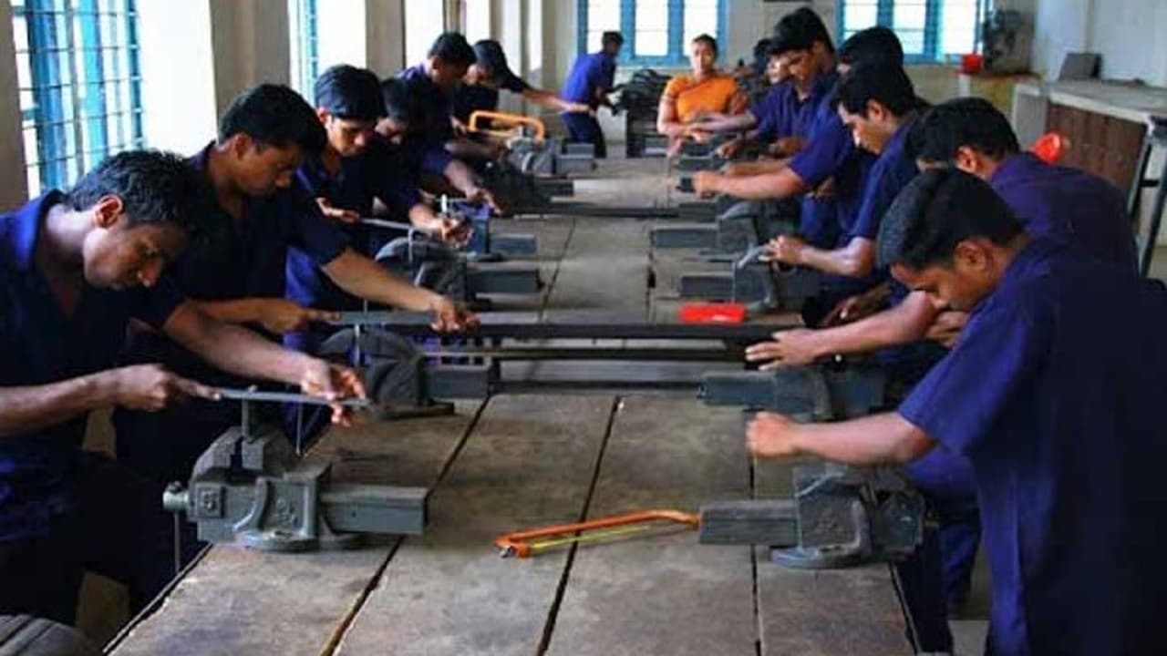 Bihar: राज्य सरकार युवाओं को हुनर सीखा बनाएगी आत्मनिर्भर, इस जिले के युवाओं को मिलेगा लाभ