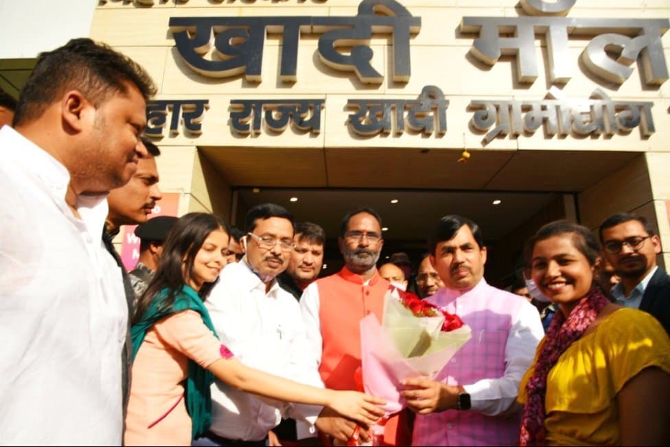 Bihar News: बिहार के कई जिलों में खुलेगा खादी मॉल, उद्योग मंत्री शाहनवाज हुसैन ने किया ऐलान