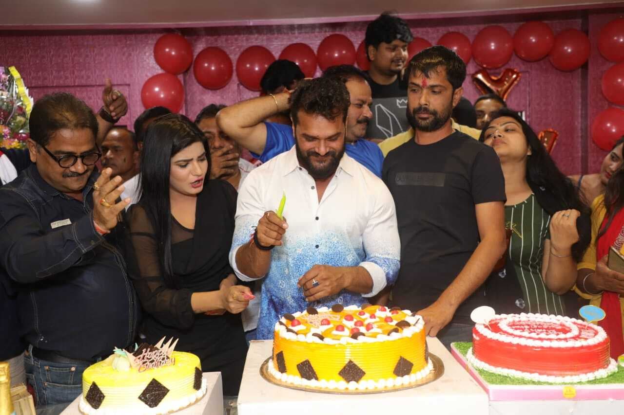 khesari Lal yadav: फिल्म ‘आशिकी’ के सेट पर खेसारी लाल यादव ने मनाया अपना बर्थडे, तस्वीरें सोशल मीडिया में वायरल