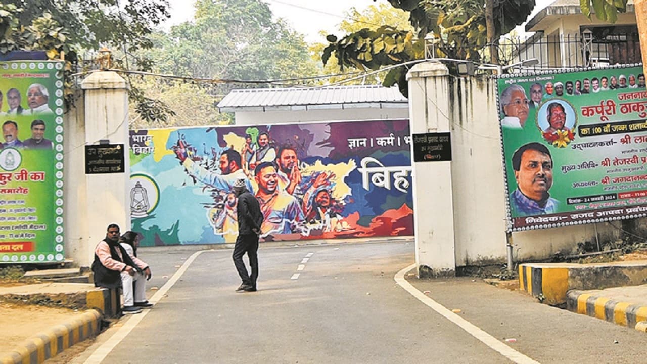 बिहार: तेजस्वी को मिले बंगले में अब सम्राट चौधरी रहेंगे, तेजप्रताप व स्पीकर को भी छोड़ना होगा अपना आवास