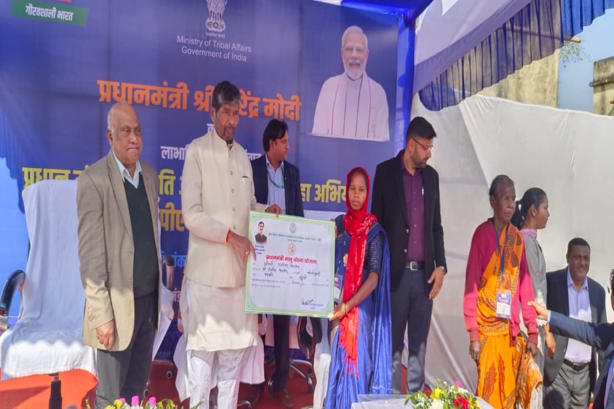 खूंटी: अड़की प्रखंड कार्यालय में पीएम मोदी के कार्यक्रम का प्रसारण, परिसंपत्तियों का वितरण