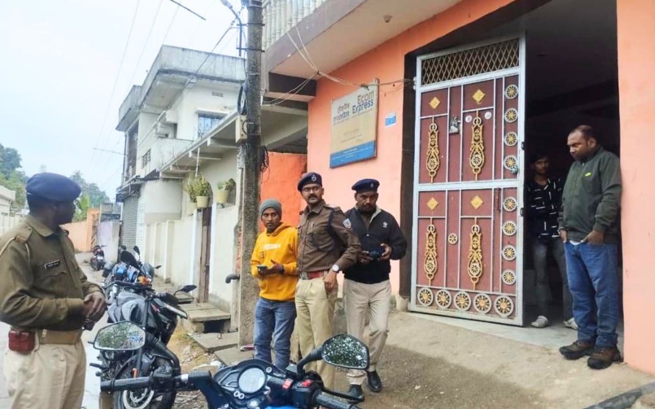 कोडरमा : झुमरीतिलैया में कूरियर कंपनी के कार्यालय से दिनदहाड़े एक लाख की लूट