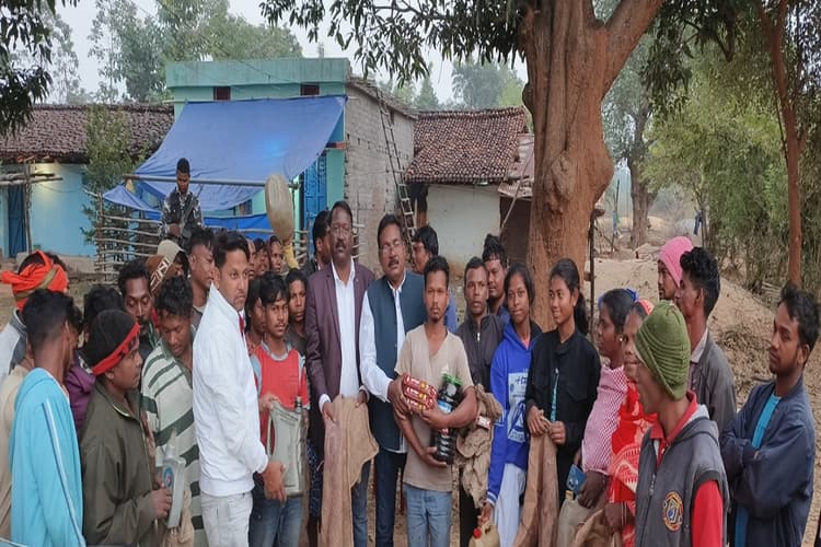 कोलेबिरा विधायक ने बांटी हाथी भगाने की सामग्री