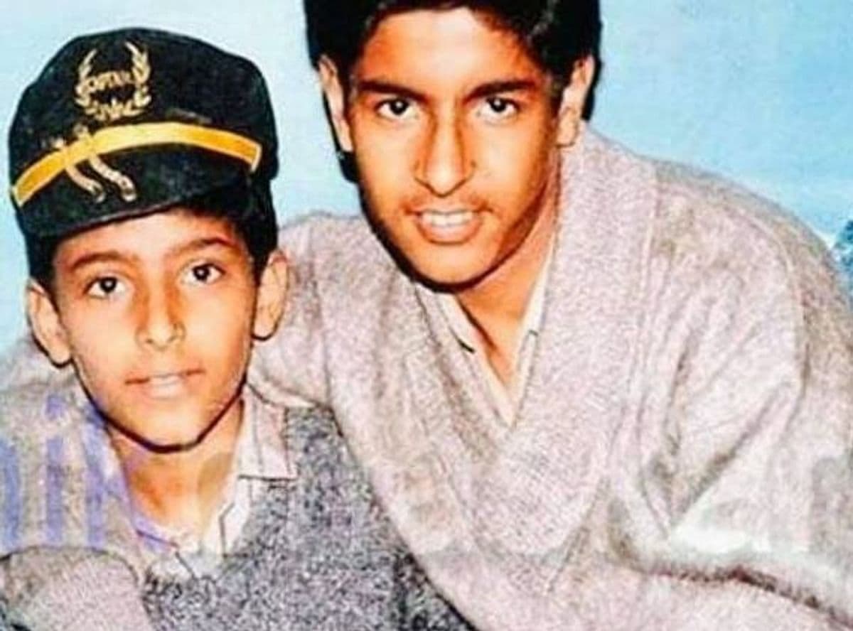 28 साल पुरानी इस फोटो में पहचानिए कौन है? आज ये शख्स कॉमेडी किंग के नाम से पूरी दुनिया को हंसा रहा है