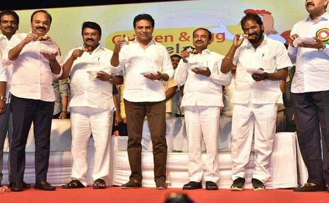 कोरोना वायरस : ... ताकि अफवाहों पर लगे विराम, मंत्रियों ने मंच पर खाया चिकेन