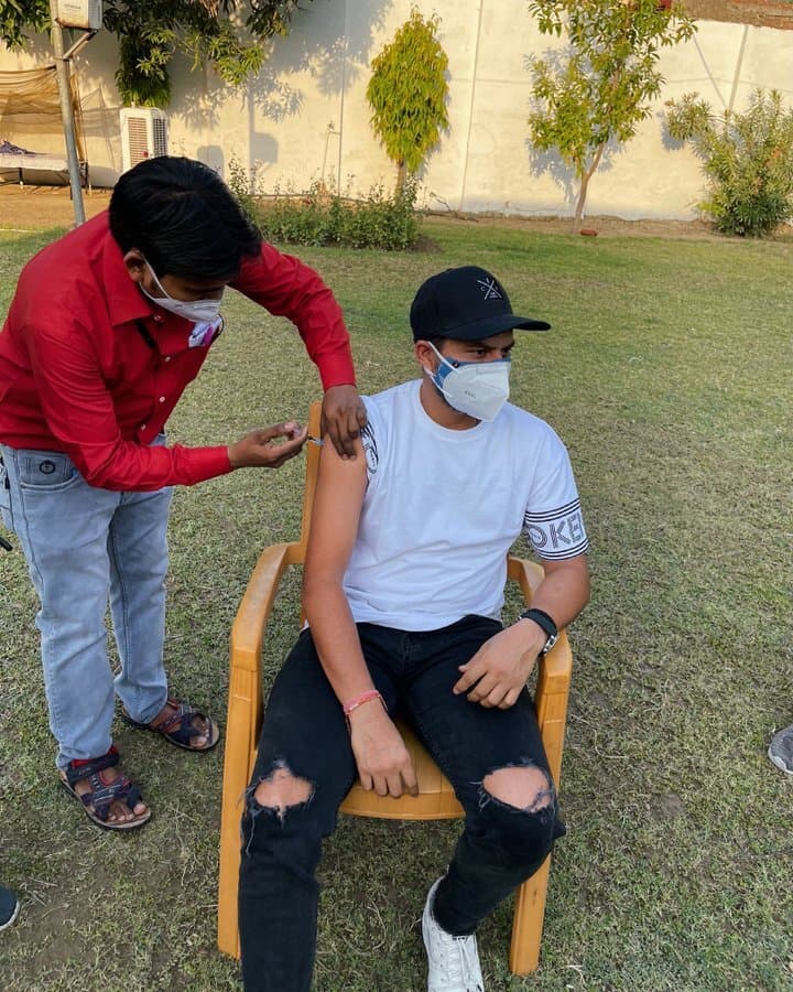 Corona Vaccine का पहला डोज लेकर बुरा फंसा टीम इंडिया का चाइना मैन गेंदबाज, डीएम ने बिठाई जांच