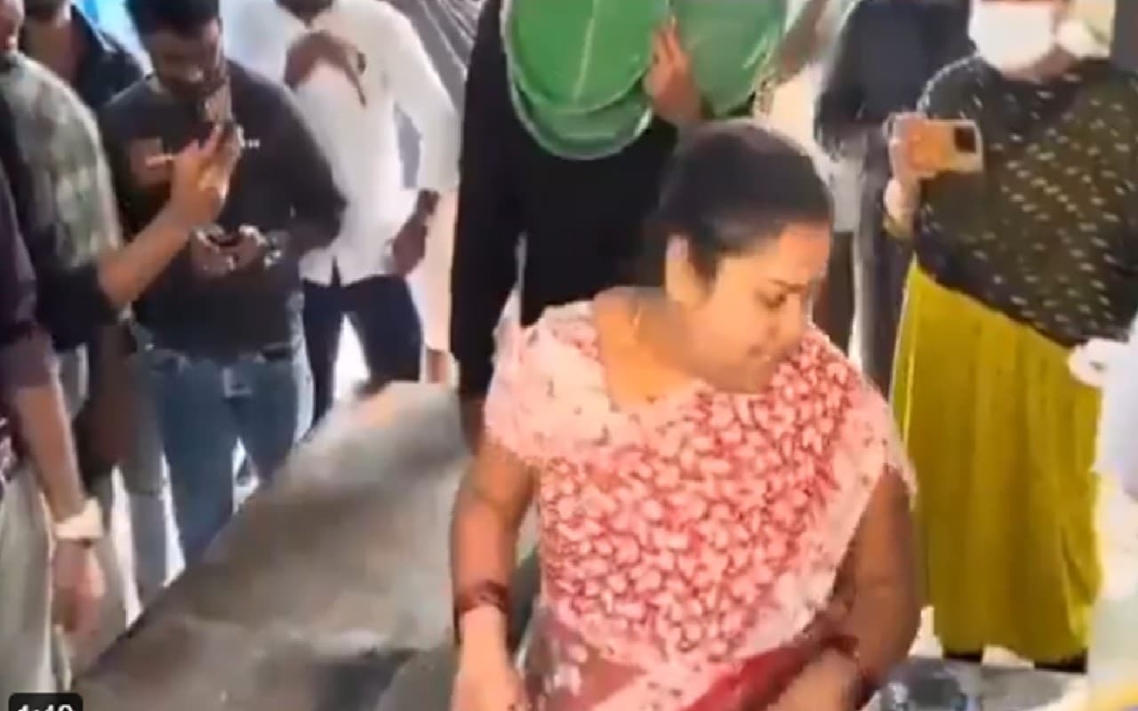 जानें कौन हैं 'कुमारी आंटी' जिनके फूड स्टॉल को बचाने के लिए खुद सामने आए तेलंगाना के सीएम रेवंत रेड्डी