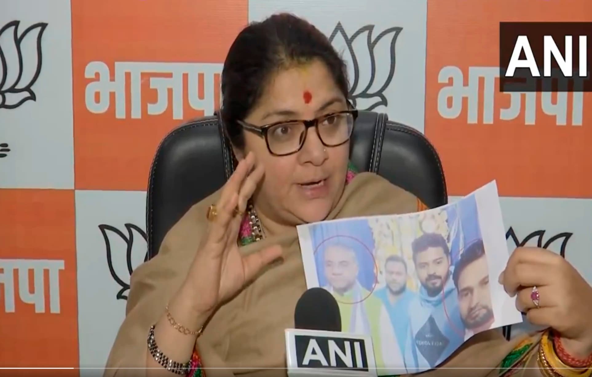 संसद की सुरक्षा में चूक मामला: मास्टरमाइंड ललित झा के साथ TMC नेता की तस्वीर, बीजेपी ने किया हमला