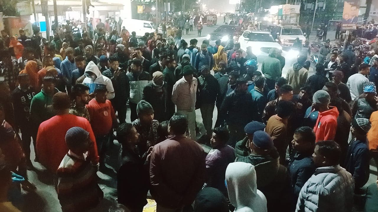 नितेश लोहरा के शव के साथ परिजनों ने लालपुर चौक को किया जाम, डीसी ने दिये न्यायिक जांच के आदेश