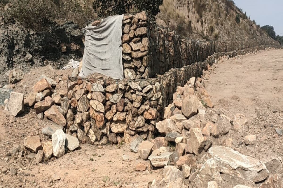 लातेहार : फॉरेस्ट व ओबी के पत्थरों से हो रहा गार्डवॉल निर्माण, सीसीएल, वन व खनन विभाग मौन