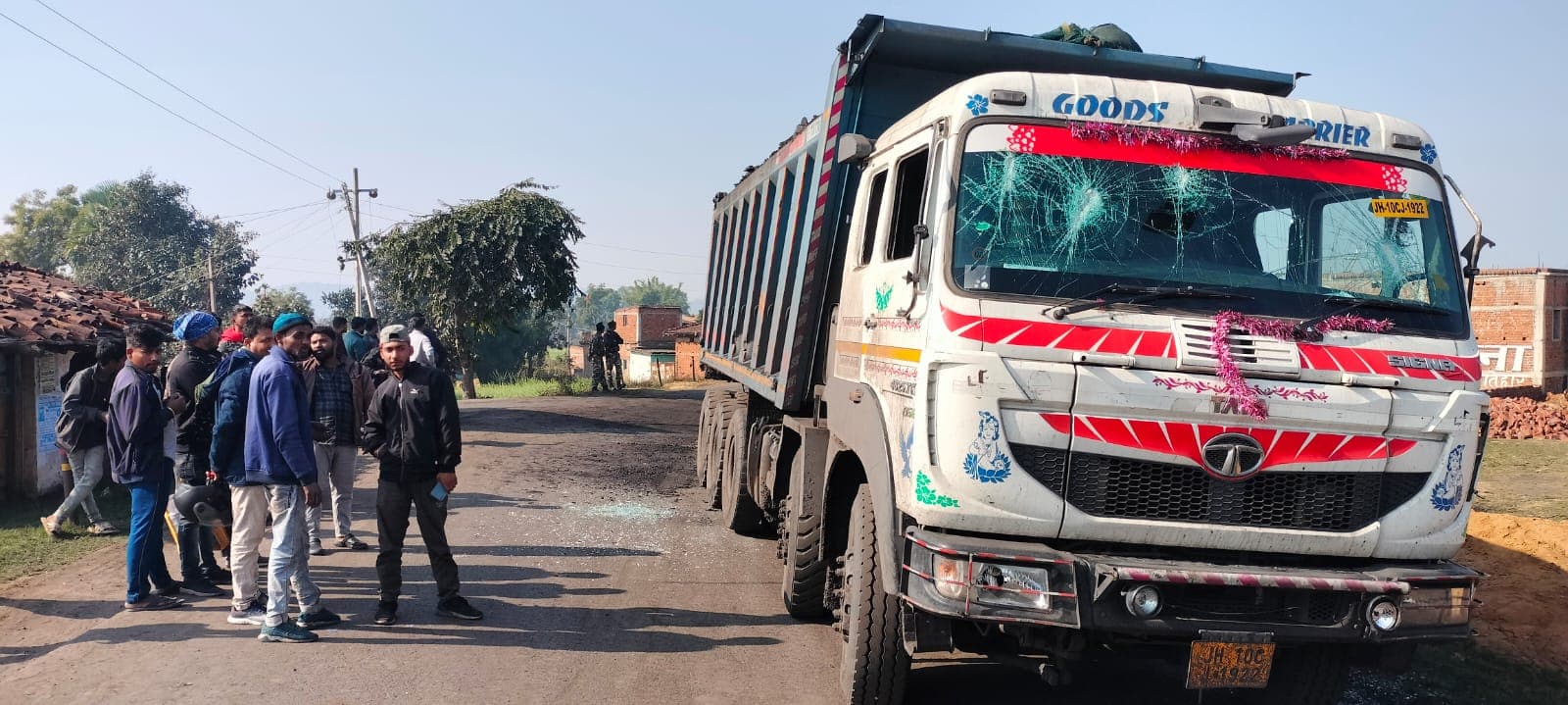 Naxal News: लातेहार में जेजेएमपी उग्रवादियों का तांडव, कोयला ढोने वाली एजेंसी को दी ये चेतावनी Naxal News: लातेहार में जेजेएमपी उग्रवादियों का तांडव, कोयला ढोने वाली एजेंसी को दी ये चेतावनी