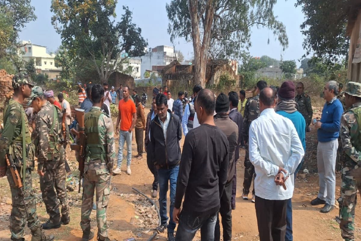 लातेहार : हाई स्कूल की भूमि पर हो रहा था निर्माण कार्य, हस्तक्षेप के बाद रुका