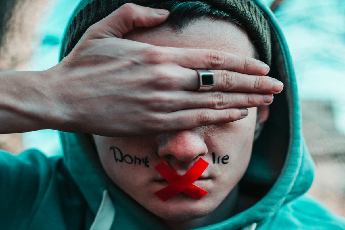 Lie Detecting Tips: क्या सामने वाला आपसे कह रहा है झूठ? इस तरह लगाएं पता