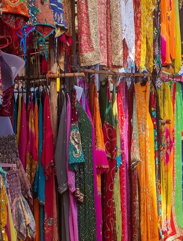 लगन के लिए रांची का कपड़ा बाजार गुलजार, जानें कौन कौन सा खास कलेक्शन किस रेंज में है उपलब्ध