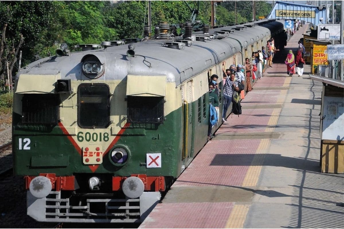 West Bengal : जब उल्टी दौड़ी लोकल ट्रेन, रेलवे का आया बयान