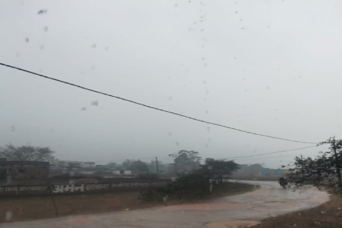 लोहरदगा : बारिश से जनजीवन अस्त व्यस्त, फसल को नुकसान की संभावना