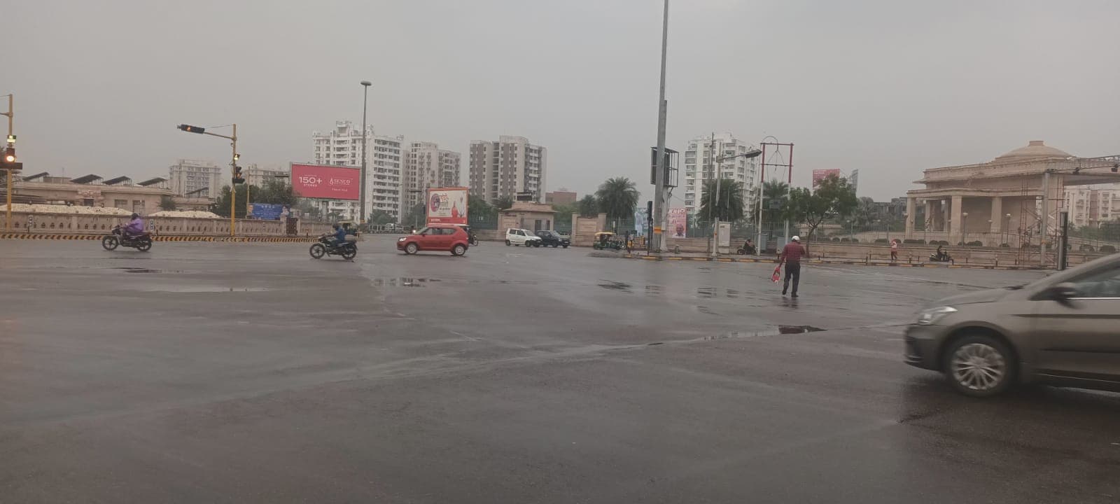 UP Weather Update: यूपी में सर्द हवाओं ने बढ़ाई ठंड, लखनऊ सहित कई जगह बारिश से बदला मौसम, जानें IMD का अलर्ट