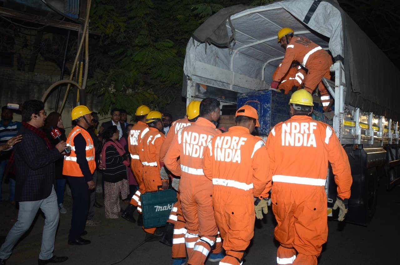 Lucknow Building Collapse: लखनऊ में पांच मंजिला बिल्डिंग गिरी, देखें Video