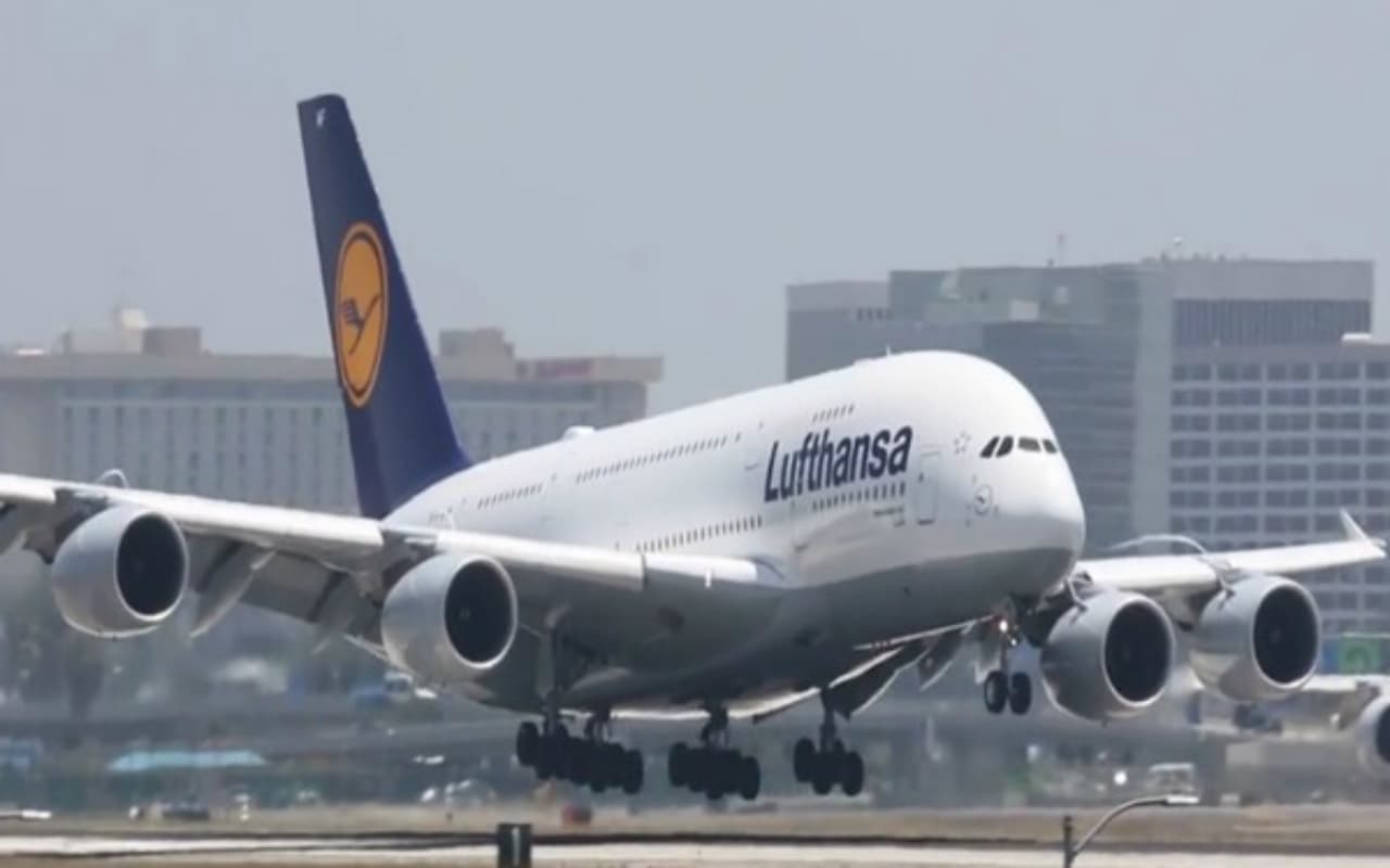 प्लाइट में भिड़ गये पति पत्नी, परेशान होकर पायलट ने दिल्ली में ही उतार दिया विमान, जानिए क्या है पूरा मामला