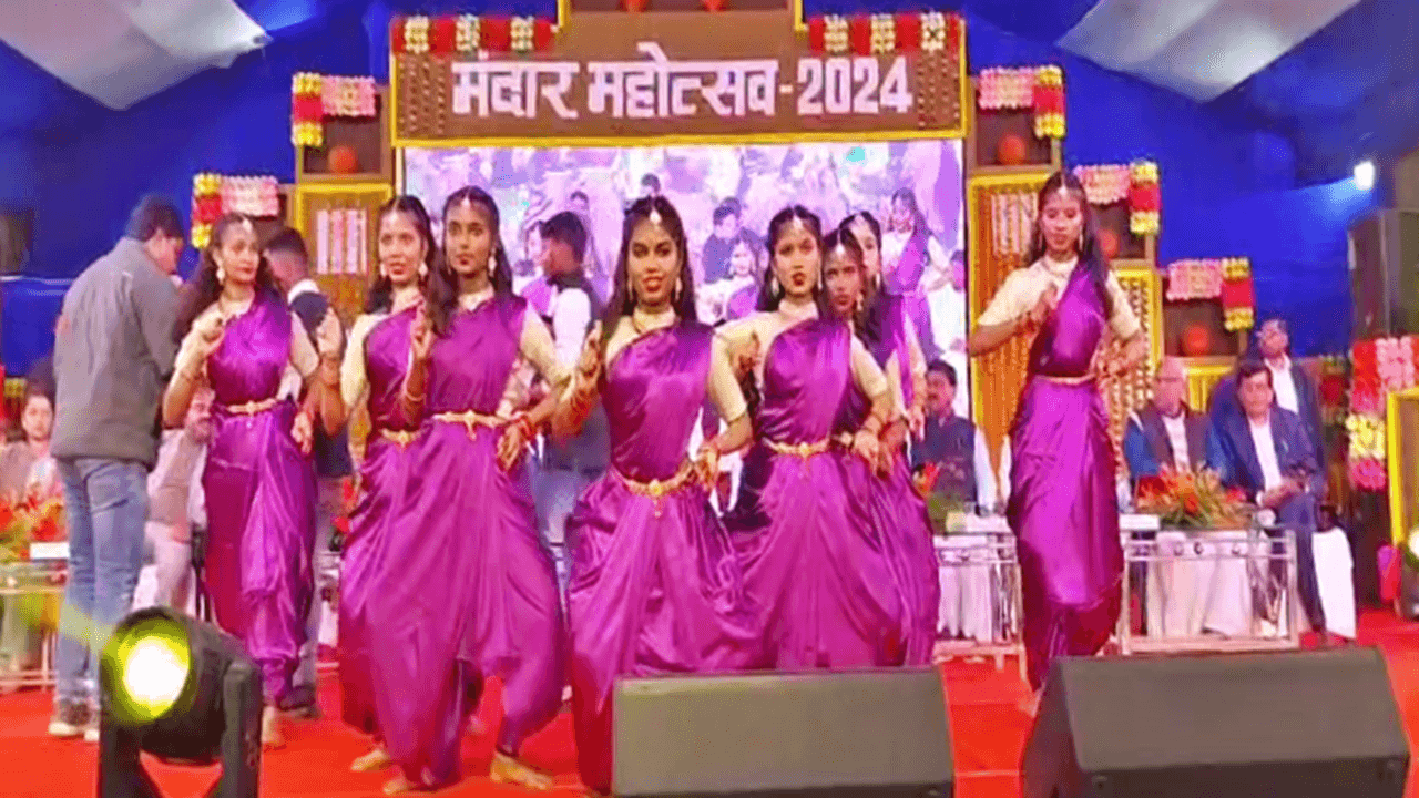 बांका के मंदार महोत्सव में बॉलीवुड कलाकारों ने बांधा समा, जमकर थिरके लोग, आकर्षक दुकानों से सजा मेला