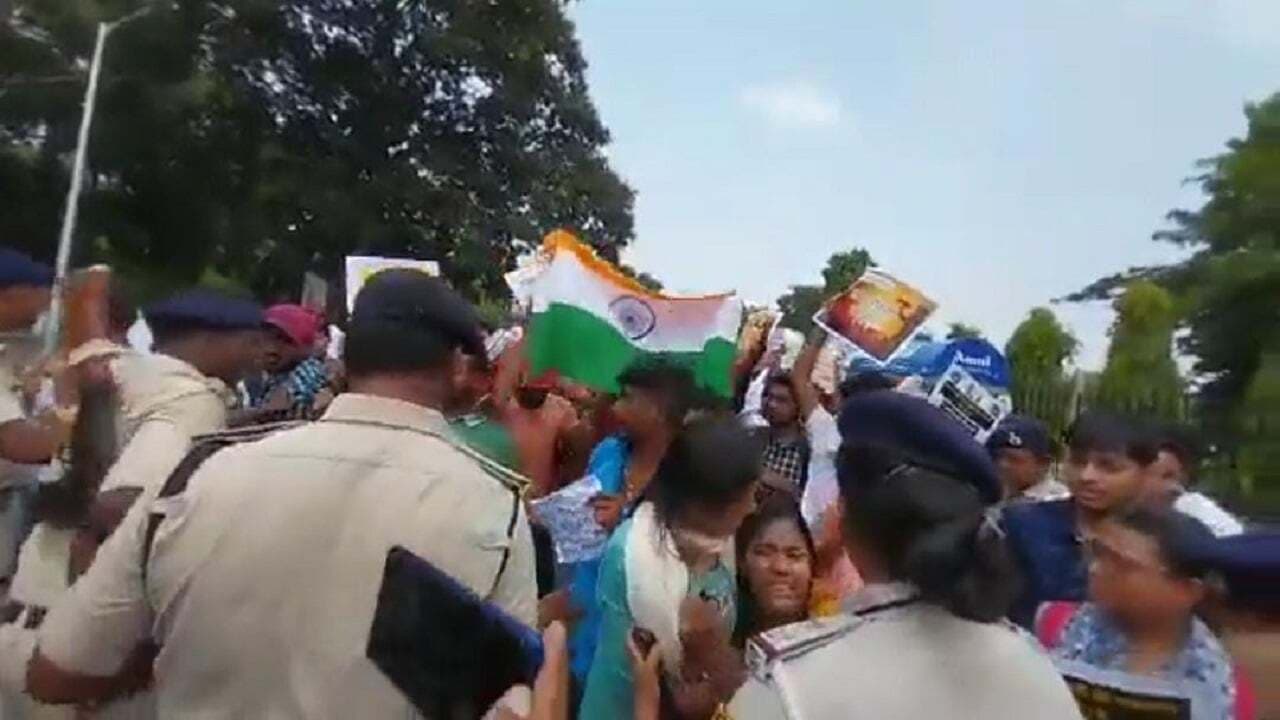 Magadh University: पेंडिंग रिजल्ट को लेकर सड़क पर उतरे छात्र, पुलिस ने खदेड़ा तो कहा कर लेंगे सुसाइड