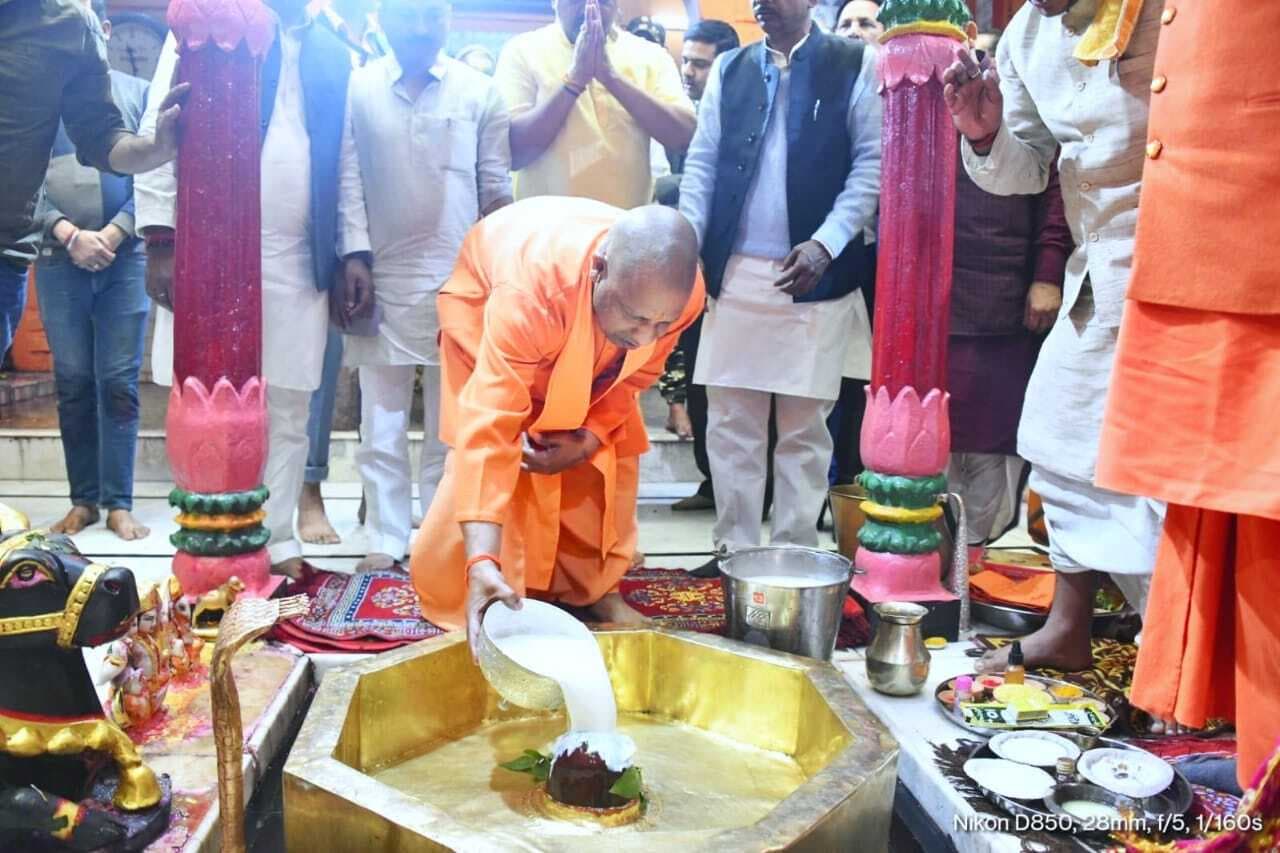 Mahashivratri 2023: सीएम योगी ने किया गोरखनाथ मंदिर में महादेव का किया दुग्धाभिषेक, कई मंदिरों में की पूजा