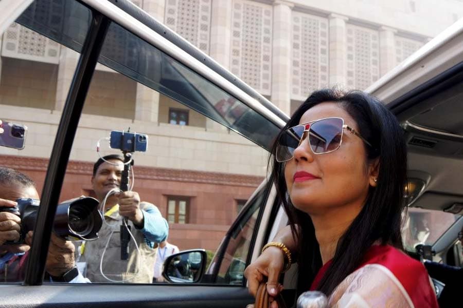 CBI की रडार पर महुआ मोइत्रा, कई ठिकानों पर छापेमारी जारी, Cash for Query से जुड़ा है मामला