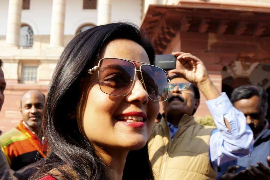 Mahua Moitra : केंद्र ने महुआ मोइत्रा को थमाया नोटिस,क्या अब छिन जाएगा सरकारी बंगला...
