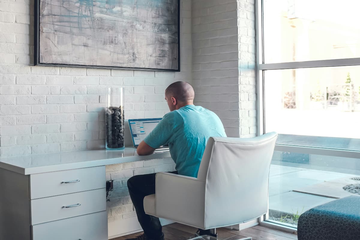 क्या लंबे समय तक बैठे रहने से हो सकती है कैंसर जैसी बीमारी? जानें पूरा सच