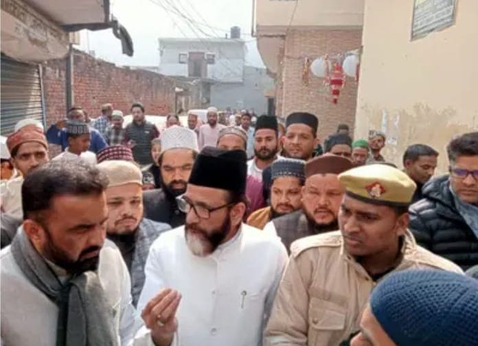 Bareilly: बरेली में मौलाना तौकीर रजा को पुलिस ने हिरासत में लिया, हंगामा