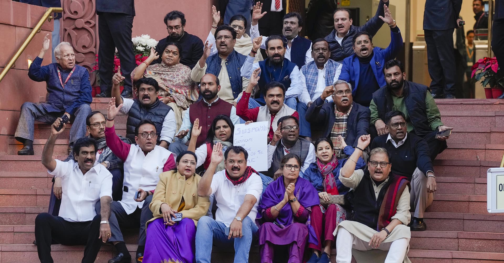 लोकसभा-राज्यसभा से पहली बार इतने MP हुए सस्पेंड, 1989 का रिकॉर्ड टूटा