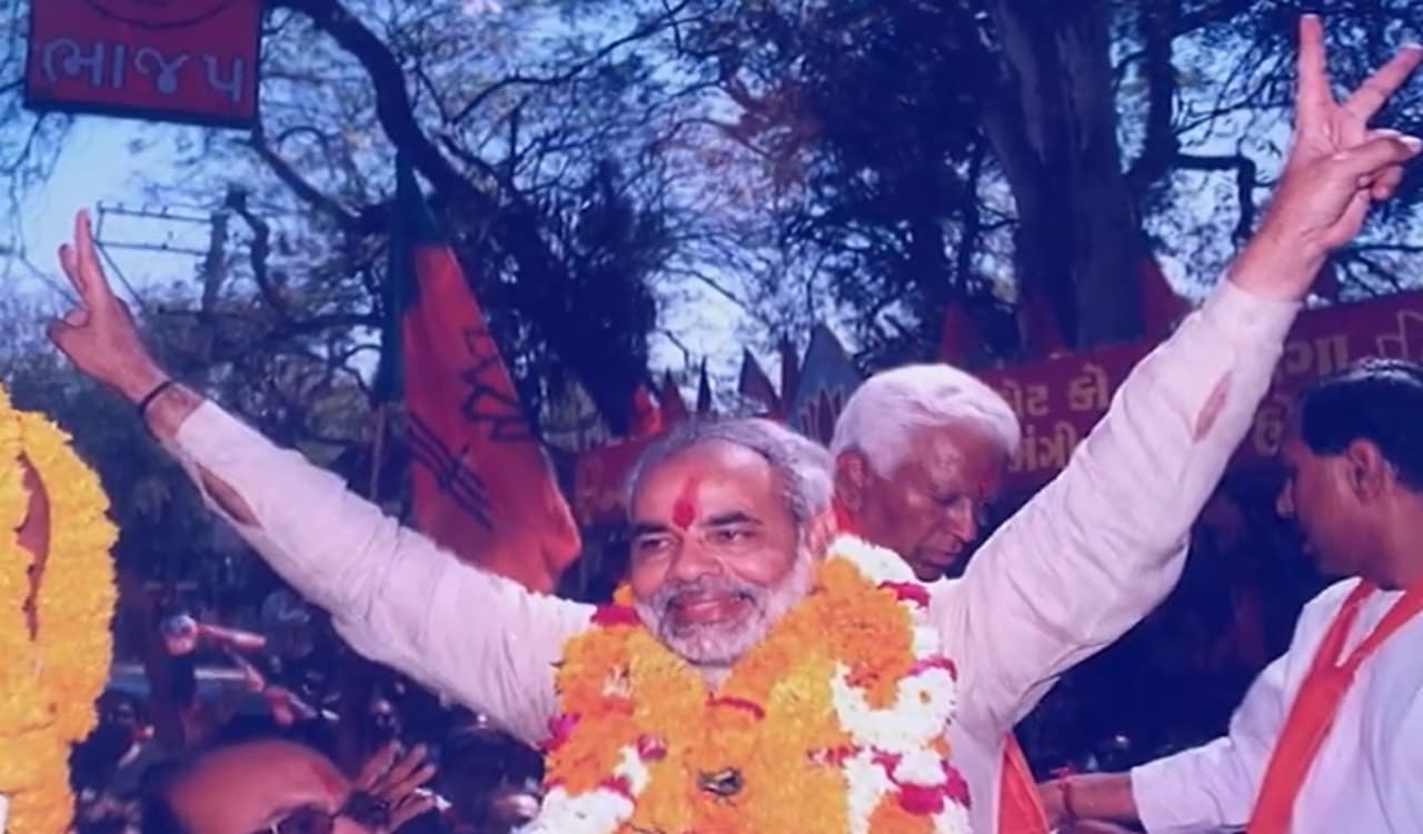 Narendra Modi: 22 साल पहले नरेंद्र मोदी ने दर्ज की पहली चुनावी जीत, Video शेयर कर हुए भावुक