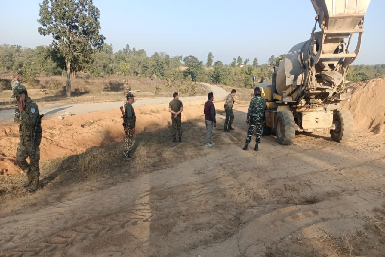 झारखंड: सड़क निर्माण के दौरान नक्सलियों ने बोला धावा, हवाई फायरिंग से दहशत, CRPF के जवान कर रहे छापेमारी