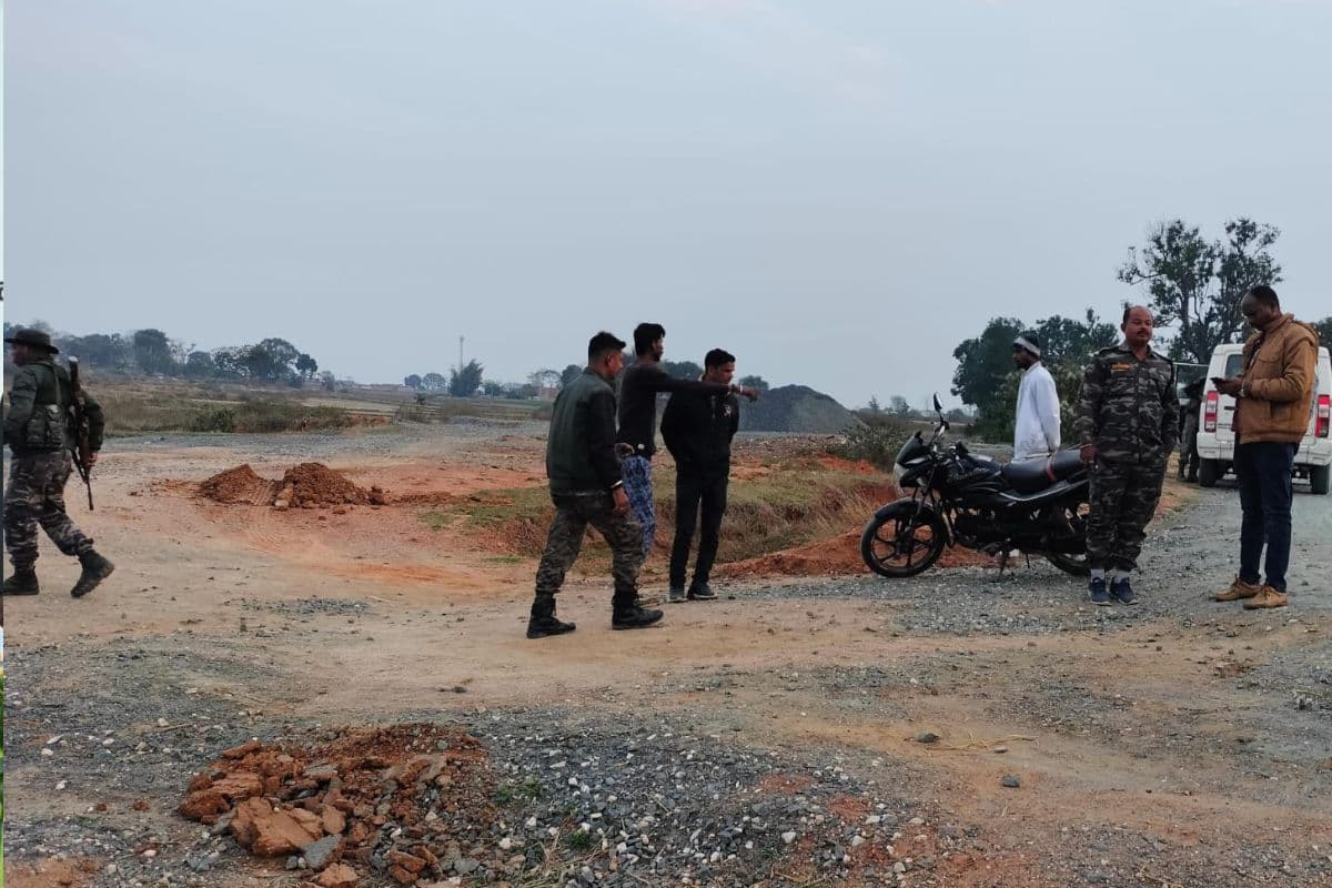 Naxal News: झारखंड के लोहरदगा में उग्रवादियों ने जेसीबी ऑपरेटर को मारी गोली, अस्पताल में भर्ती, जांच में जुटी पुलिस