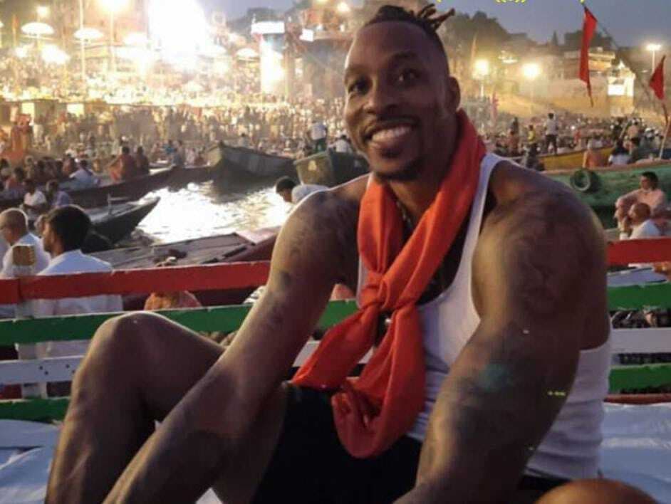 Varanasi: NBA स्टार डेविड हावर्ड को भा गई शिव की नगरी काशी, खरीदी बनारसी साड़ी, गंगा आरती में शामिल हुए Varanasi: NBA स्टार डेविड हावर्ड को भा गई शिव की नगरी काशी, खरीदी बनारसी साड़ी, गंगा आरती में शामिल हुए