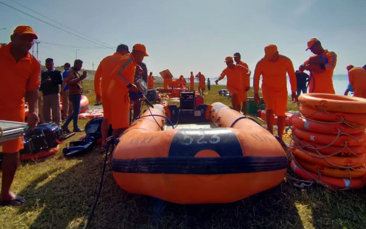 बाढ़ में फंसे लोगों को कैसे रेस्क्यू करें, झारखंड आपदा प्रबंधन प्राधिकरण व NDRF ने धुर्वा डैम में बताया