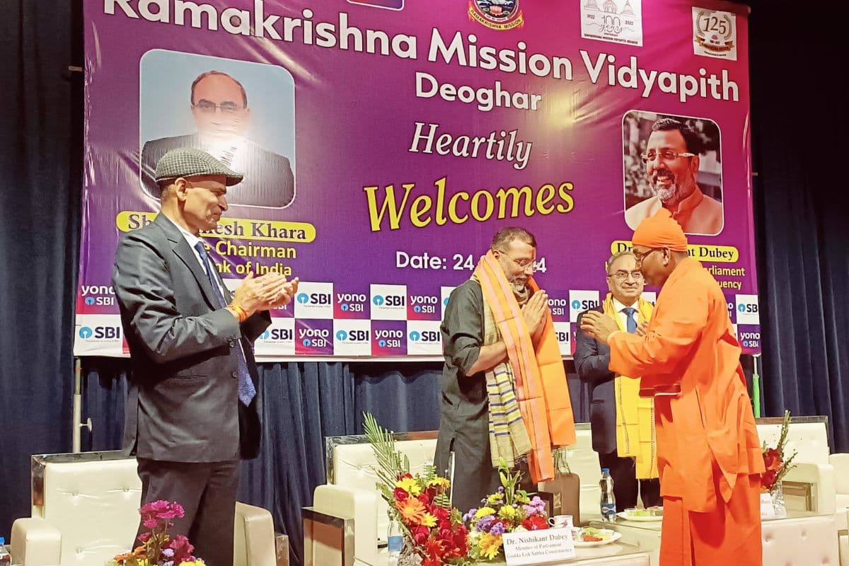 झारखंड: रामकृष्ण मिशन विद्यापीठ को पांच सीटर गाड़ी हैंडओवर, एसबीआई के चेयरमैन दिनेश कुमार खारा ने कही ये बात