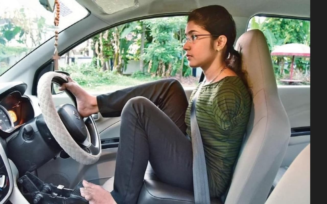 जिलोमोल थॉमस : बिना हाथों के ड्राइविंग लाइसेंस लेने वालीं एशिया की पहली महिला, जिद और हौसला है इनकी पहचान