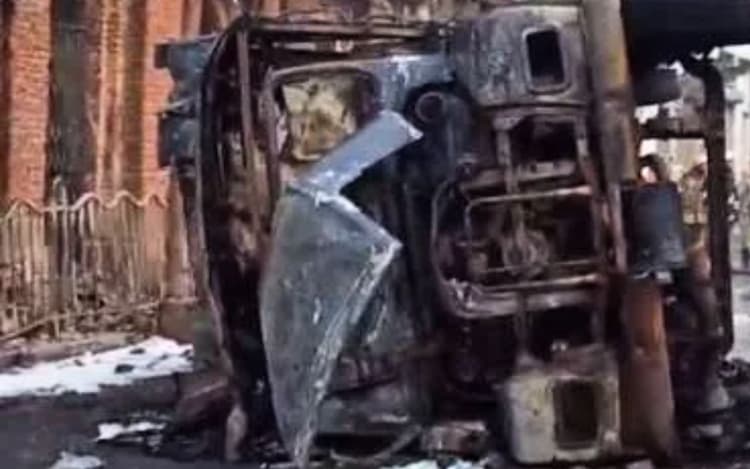 कोलकाता में तेल से भरा टैंकर पलटा, लगी भीषण आग, खलासी की मौत