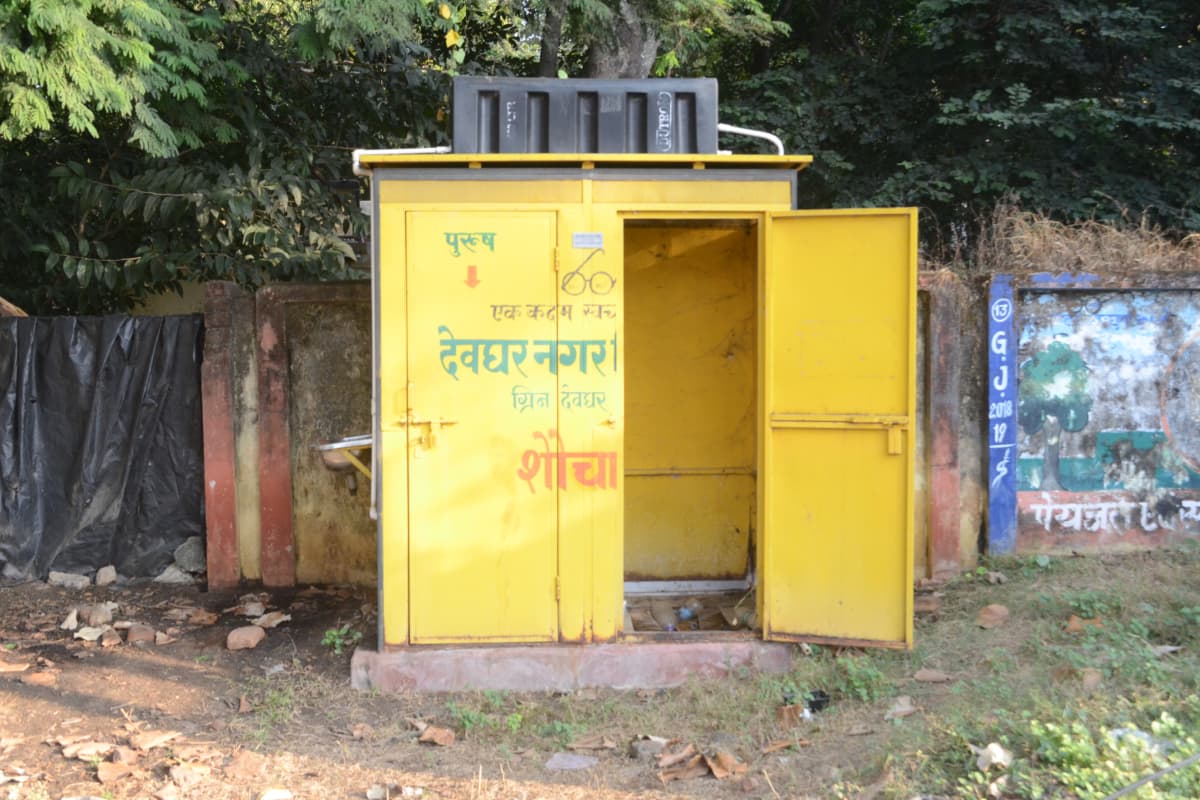 देवघर : लोगों की सुविधा के लिए बने मॉड्यूलर टाॅयलेटों में लटके हैं ताले, करोड़ों रु खर्च के बाद भी बेकार